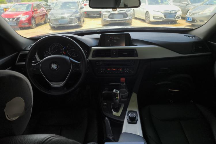 Used BMW 3 Series GT 2013 320i Leading Model Center Console