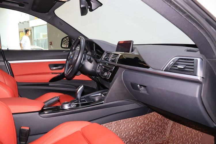 Used BMW 3 Series GT 2020 320i M Sport Night Edition Interior 4