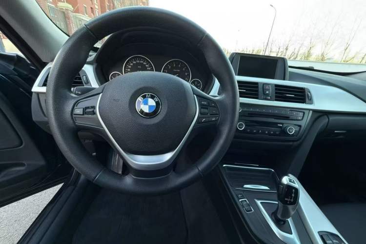 Used BMW 3 Series GT 2013 320i Leading Model Interior 1