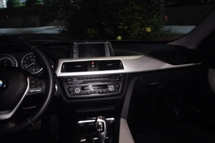 Used BMW 3 Series GT 2013 320i Leading Model Center Console