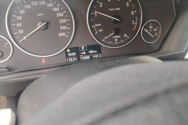 Used BMW 3 Series GT 2013 320i Leading Model Odometer Close Up
