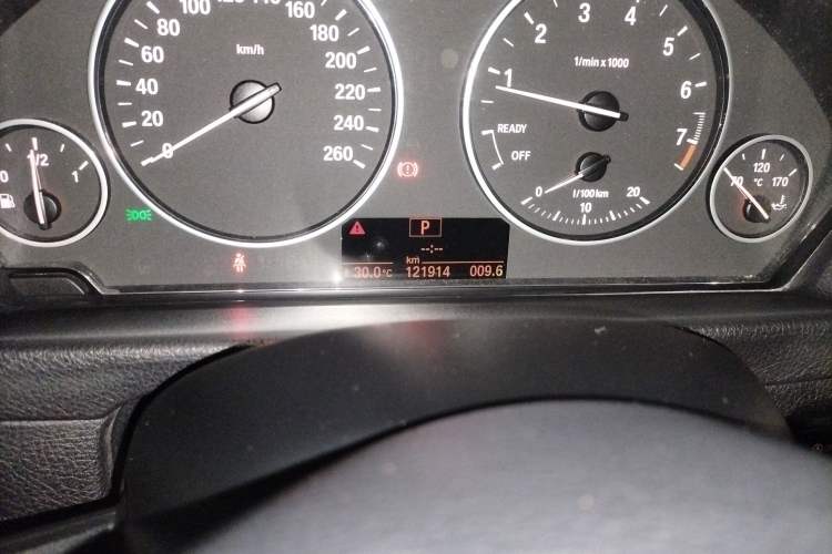 Used BMW 3 Series GT 2013 320i Leading Model Odometer Close Up