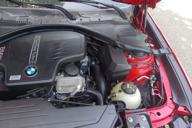 Used BMW 3 Series GT 2013 320i Sport Design Package Engine Bay Left