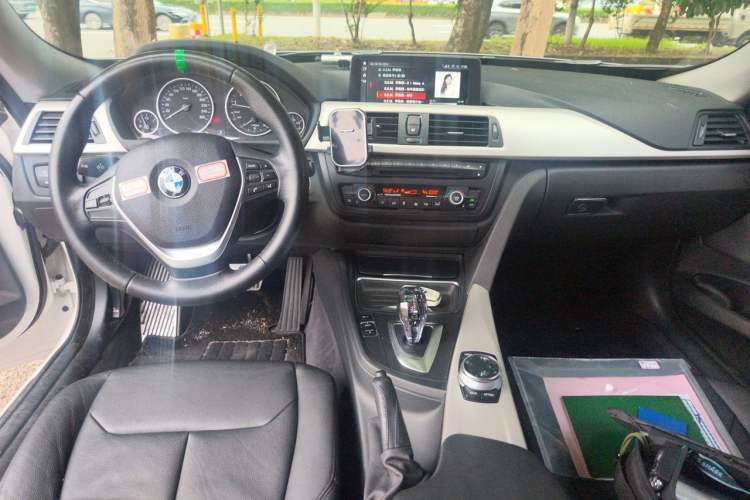 Used BMW 3 Series GT 2013 320i Leading Model Center Console