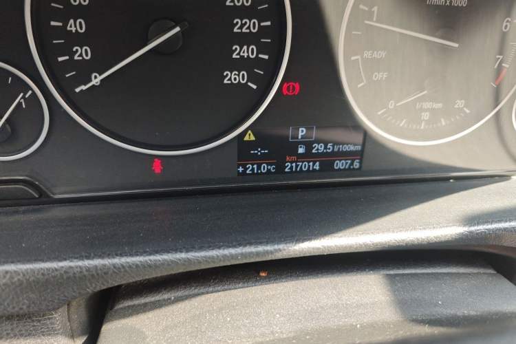 Used BMW 3 Series GT 2013 320i Leading Model Odometer Close Up