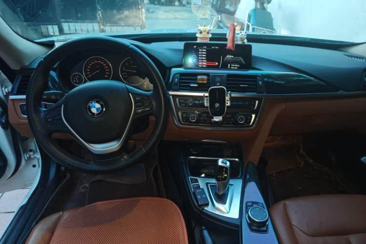 Used BMW 3 Series GT 2013 320i Leading Model Center Console