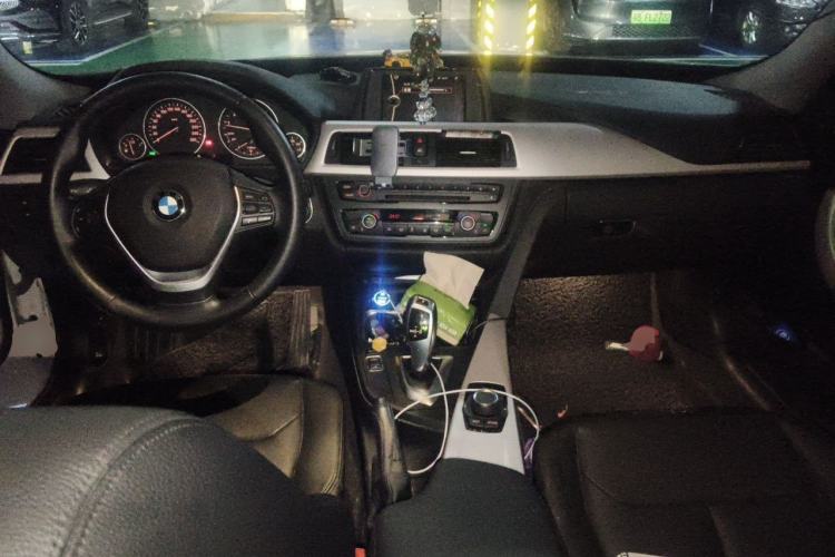 Used BMW 3 Series GT 2013 320i Leading Model Center Console