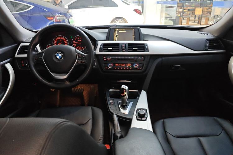 Used BMW 3 Series GT 2013 320i Leading Model Center Console