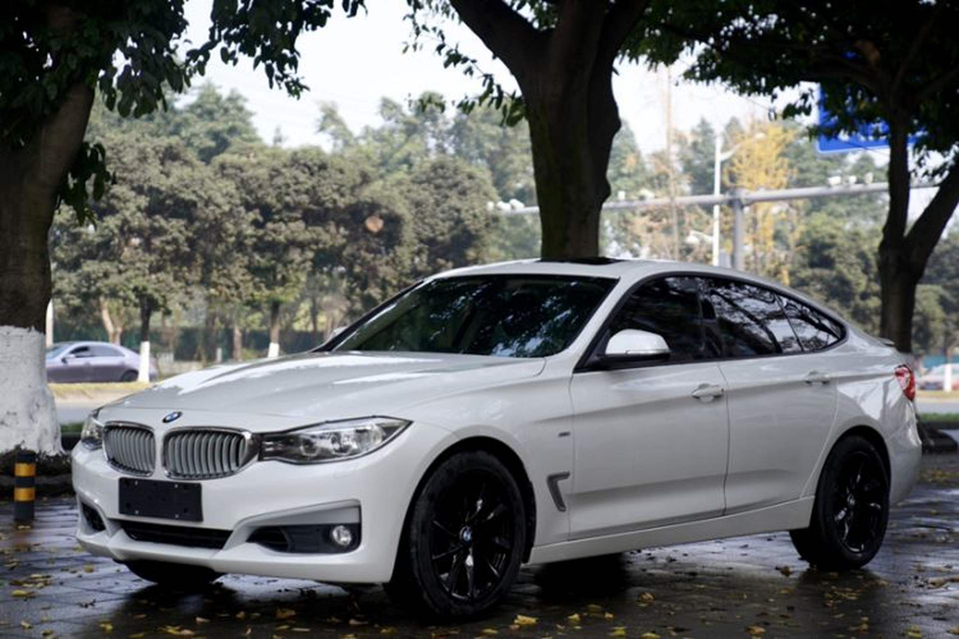 Used BMW 3 Series GT 2013 320i Sport Design Package Front Left 45 Deg