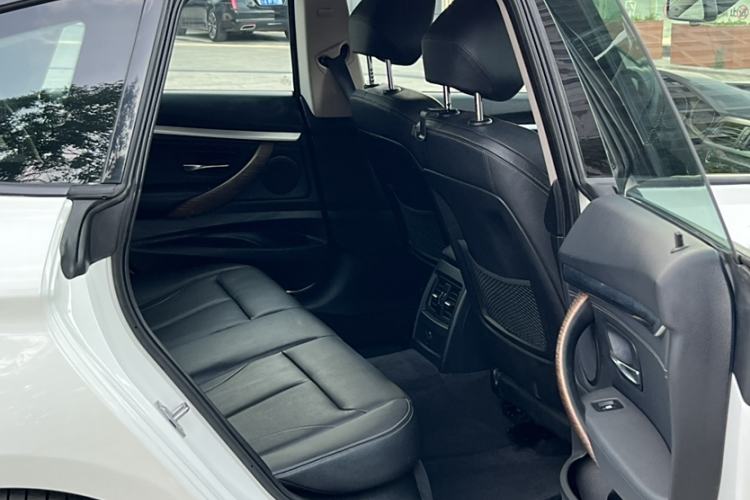 Used BMW 3 Series GT 2013 335i Sport Design Package Interior 1