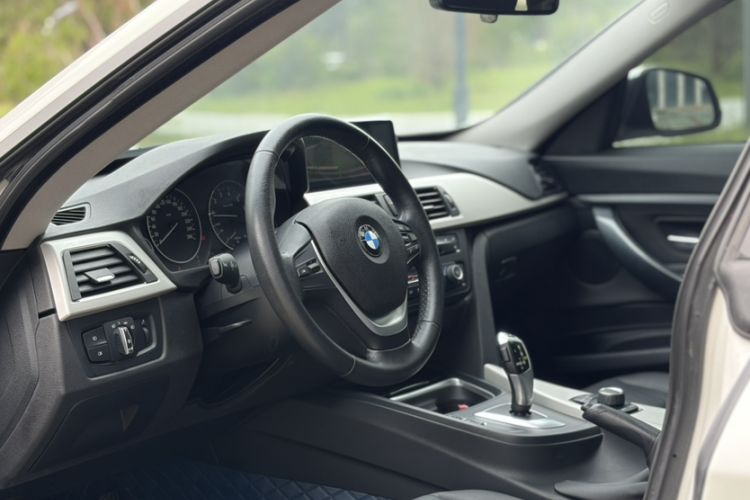 Used BMW 3 Series GT 2013 320i Leading Model Interior 11
