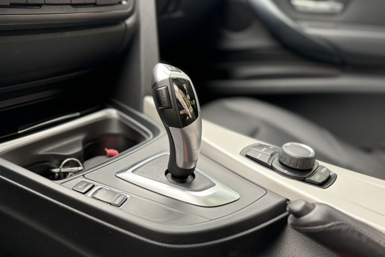 Used BMW 3 Series GT 2013 320i Leading Model Interior 3
