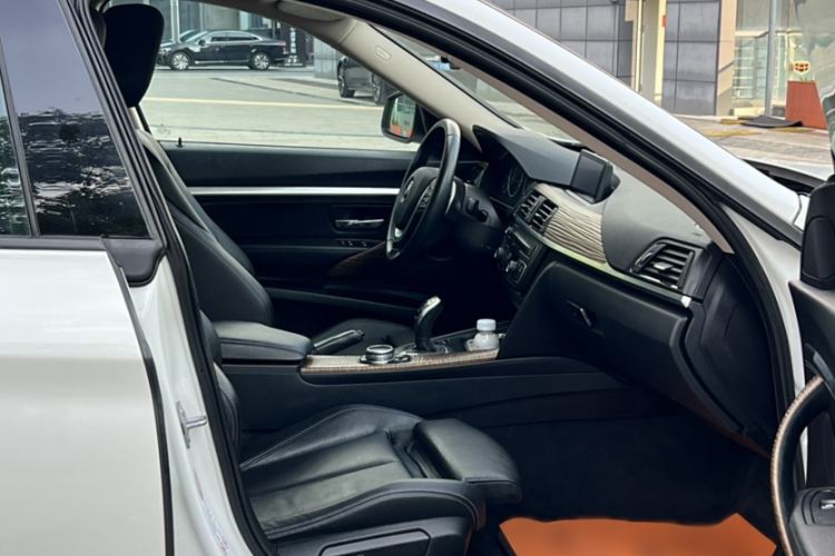 Used BMW 3 Series GT 2013 335i Sport Design Package Interior 9
