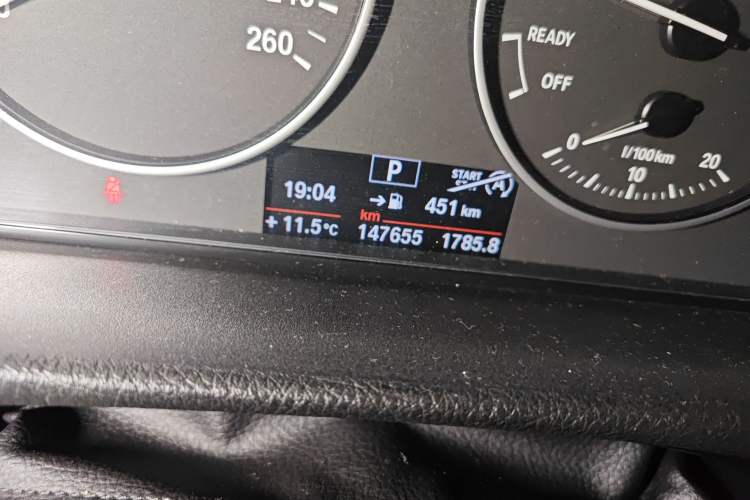 Used BMW 3 Series GT 2013 320i Leading Model Odometer Close Up