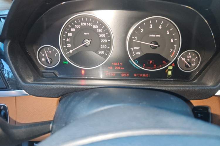 Used BMW 3 Series GT 2013 320i Leading Model Odometer Close Up