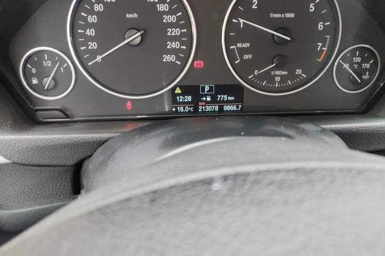 Used BMW 3 Series GT 2013 320i Leading Model Odometer Close Up