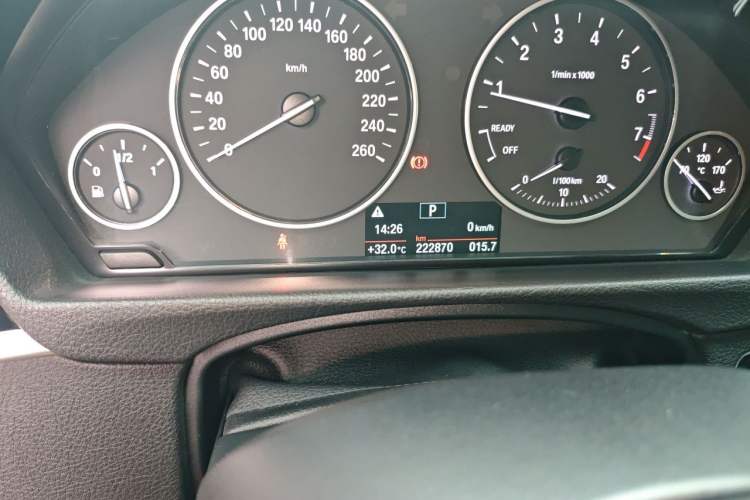 Used BMW 3 Series GT 2013 320i Leading Model Odometer Close Up