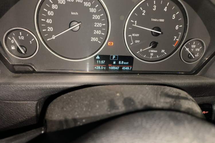Used BMW 3 Series GT 2013 320i Leading Model Odometer Close Up