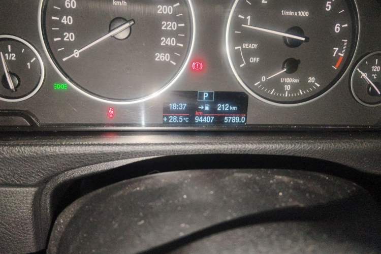 Used BMW 3 Series GT 2013 320i Leading Model Odometer Close Up