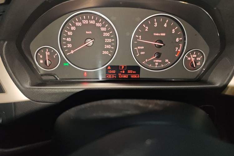 Used BMW 3 Series GT 2013 320i Leading Model Odometer Close Up
