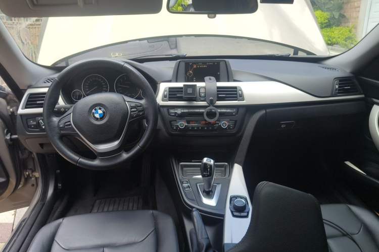Used BMW 3 Series GT 2013 320i Leading Model Center Console
