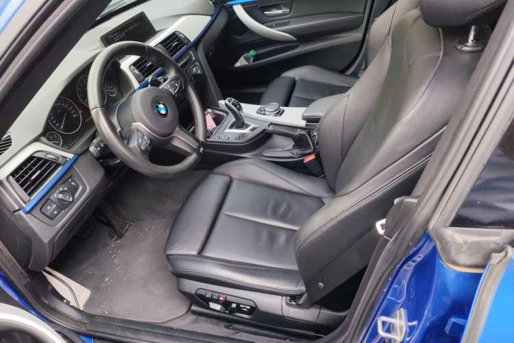 Used BMW 3 Series GT 2014 328i Design Package Model Interior 2
