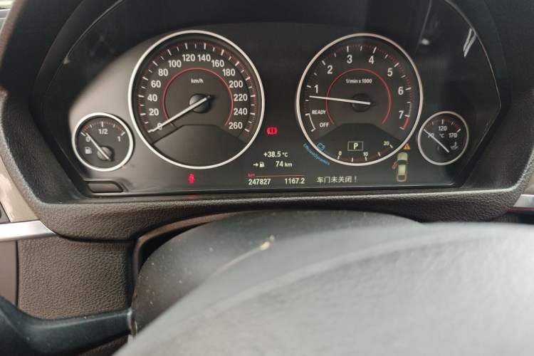 Used BMW 3 Series GT 2014 320i Design Package Model Odometer Close Up