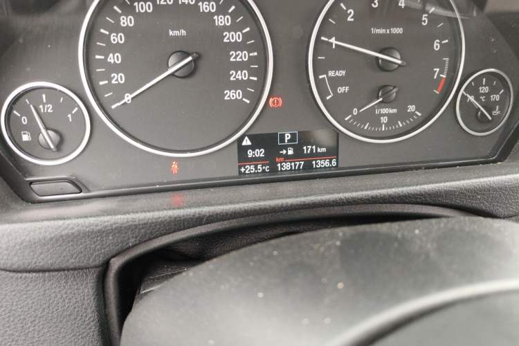 Used BMW 3 Series GT 2014 320i Leading Model Odometer Close Up