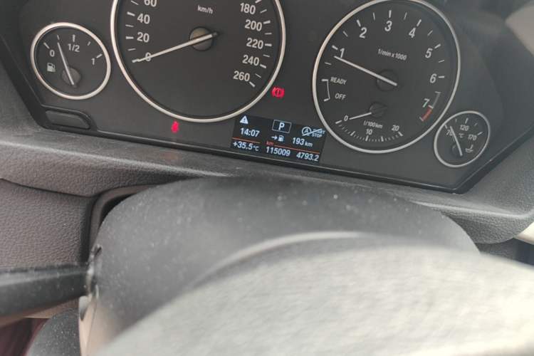 Used BMW 3 Series GT 2014 320i Leading Model Odometer Close Up