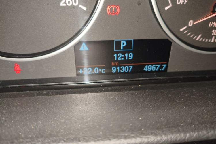 Used BMW 3 Series GT 2014 320i Leading Model Odometer Close Up