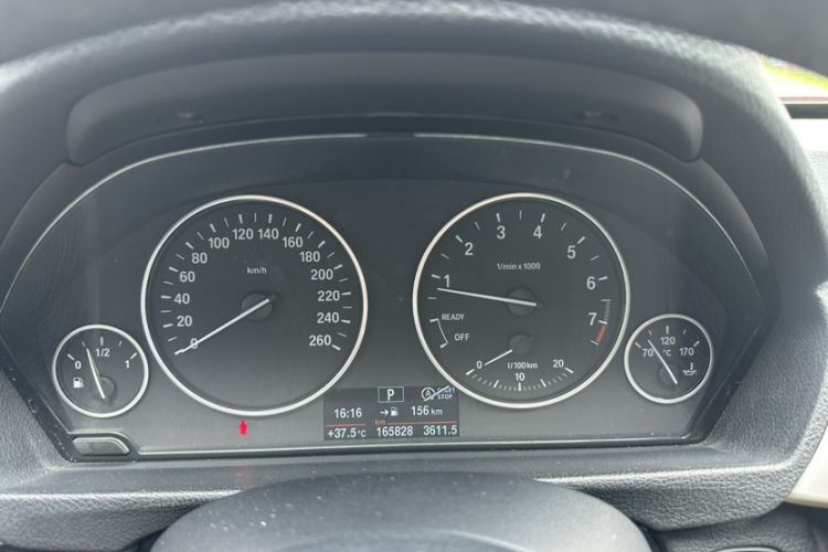 Used BMW 3 Series GT 2014 320i Leading Model Odometer Close Up