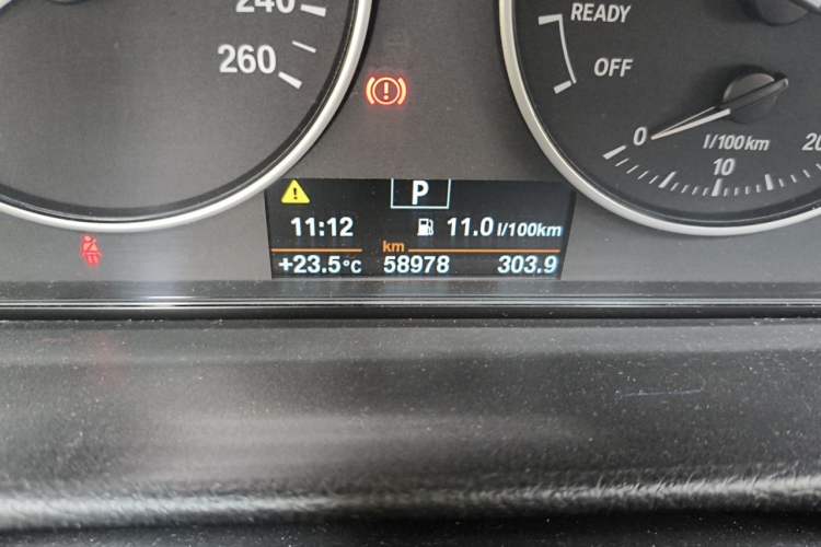 Used BMW 3 Series GT 2014 320i Leading Model Odometer Close Up