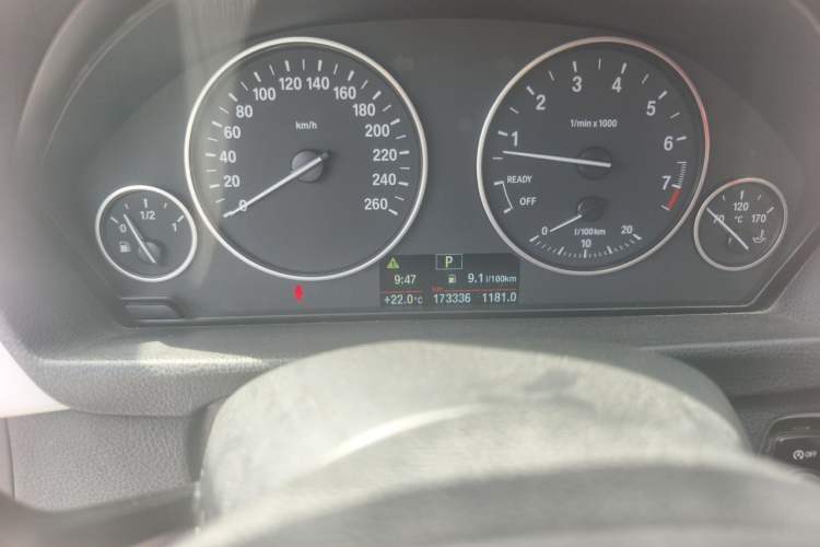 Used BMW 3 Series GT 2014 320i Leading Model Odometer Close Up