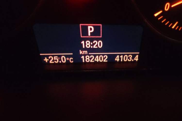 Used BMW 3 Series GT 2014 320i Leading Model Odometer Close Up