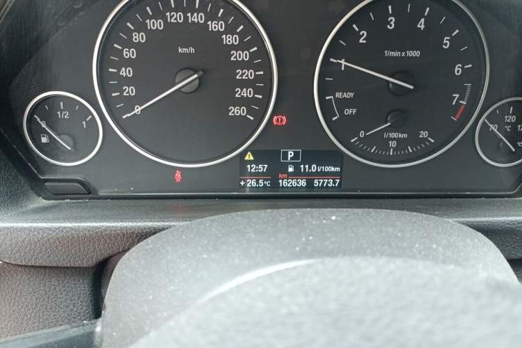 Used BMW 3 Series GT 2014 320i Leading Model Odometer Close Up