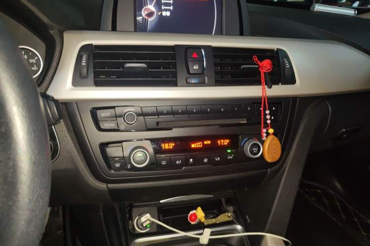 Used BMW 3 Series GT 2014 320i Leading Model Audio And AC Panel