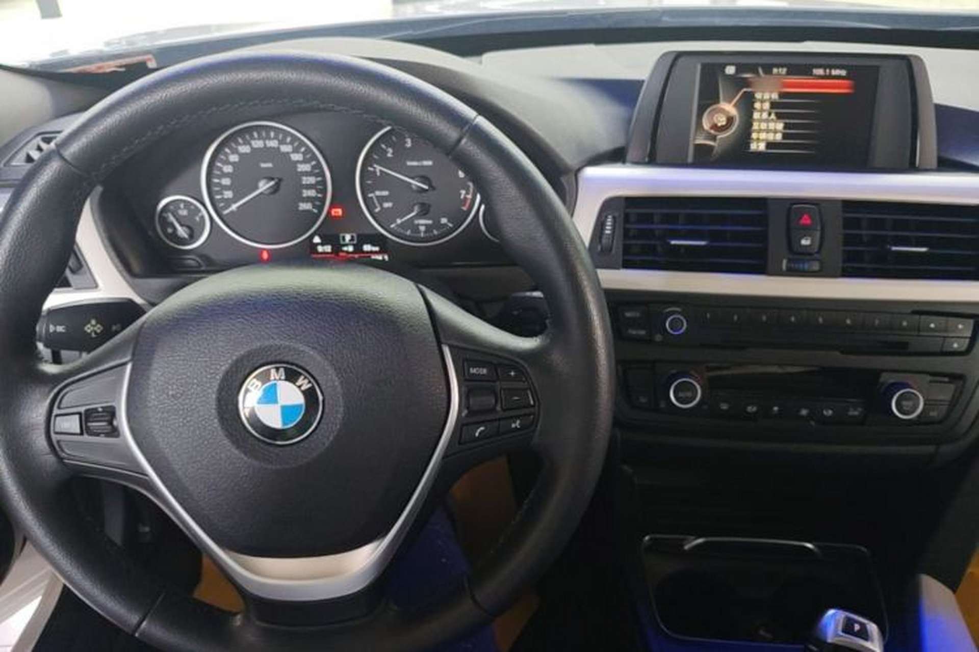 Used BMW 3 Series GT 2014 320i Leading Model Center Console