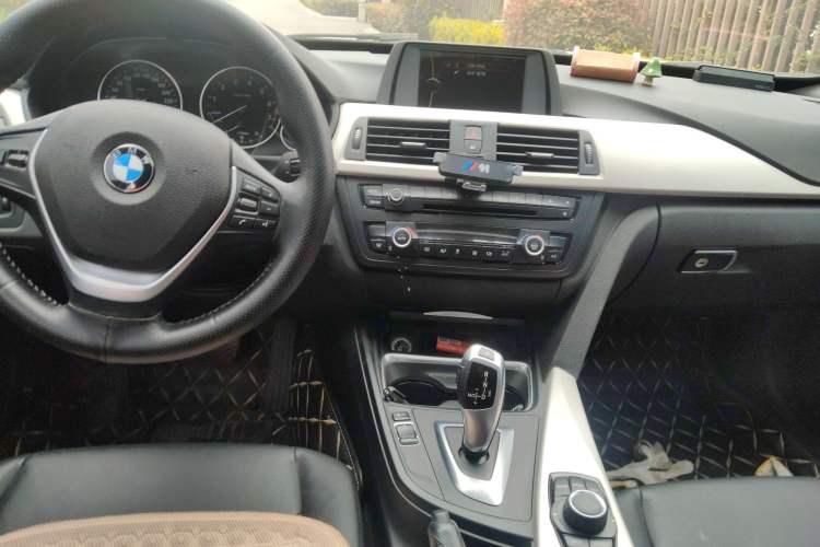 Used BMW 3 Series GT 2014 320i Leading Model Center Console