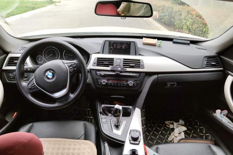 Used BMW 3 Series GT 2014 320i Leading Model Center Console