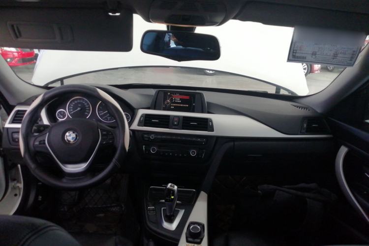 Used BMW 3 Series GT 2014 320i Leading Model Center Console