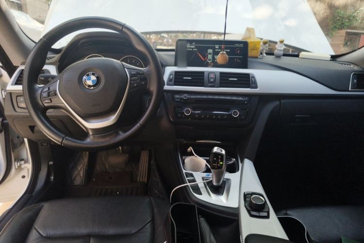 Used BMW 3 Series GT 2014 320i Leading Model Center Console