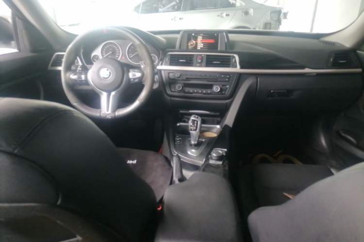 Used BMW 3 Series GT 2014 320i Leading Model Center Console
