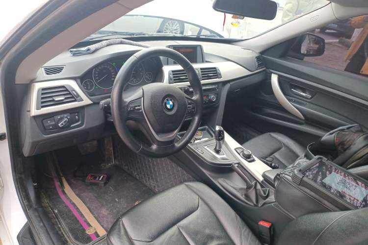 Used BMW 3 Series GT 2014 320i Leading Model Center Console