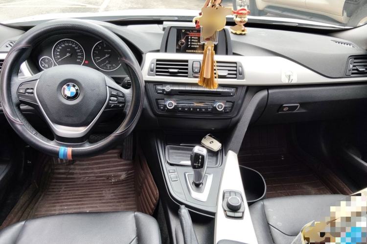 Used BMW 3 Series GT 2014 320i Leading Model Center Console