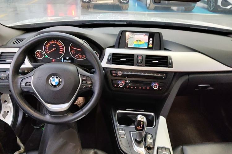 Used BMW 3 Series GT 2014 320i Leading Model Center Console