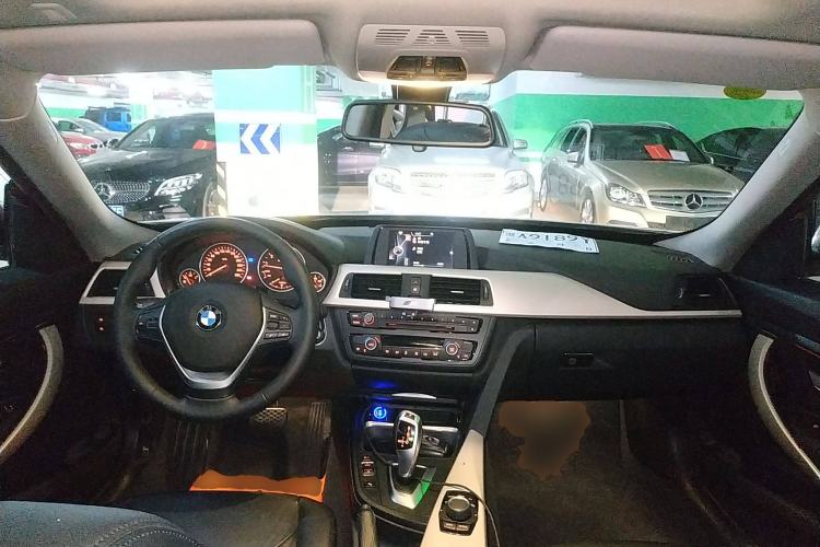 Used BMW 3 Series GT 2014 320i Leading Model Center Console