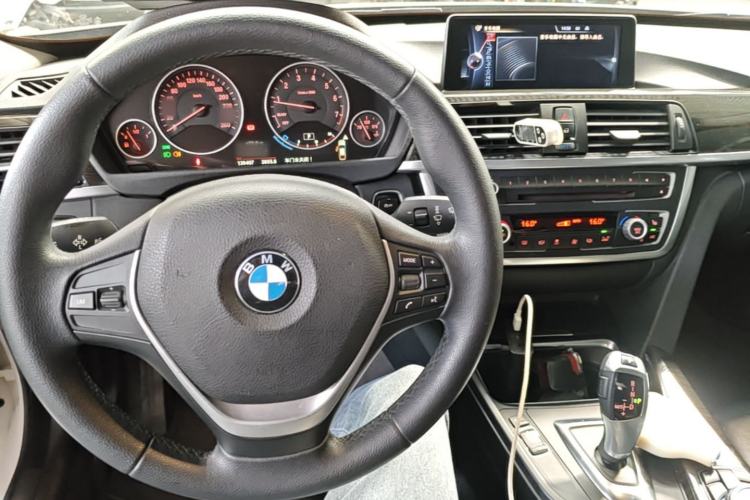 Used BMW 3 Series GT 2014 320i Design Package Model Center Console