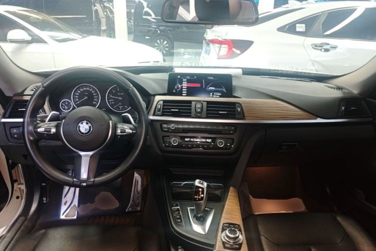 Used BMW 3 Series GT 2014 320i Leading Model Center Console