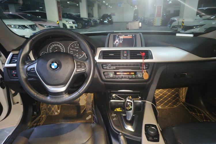 Used BMW 3 Series GT 2014 320i Leading Model Center Console
