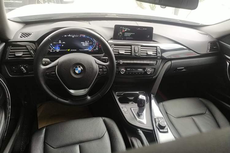 Used BMW 3 Series GT 2014 320i Leading Model Center Console